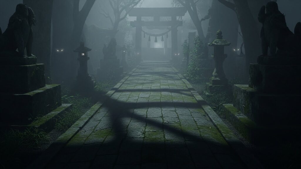 霧に包まれた暗い参道。人影はないが、背景のぼんやり光る点が“視線”のように見え、気配だけが強調された心理ホラー的情景
